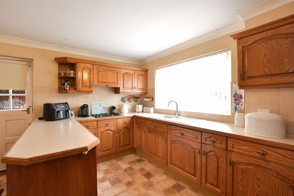 Kitchen/ Breakfast Room
