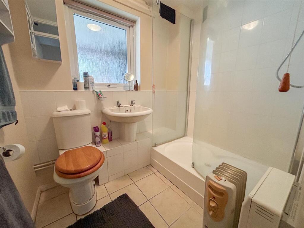 SHOWER ROOM