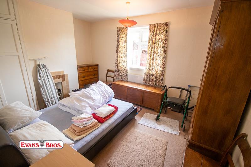 FRONT DOUBLE BEDROOM 1