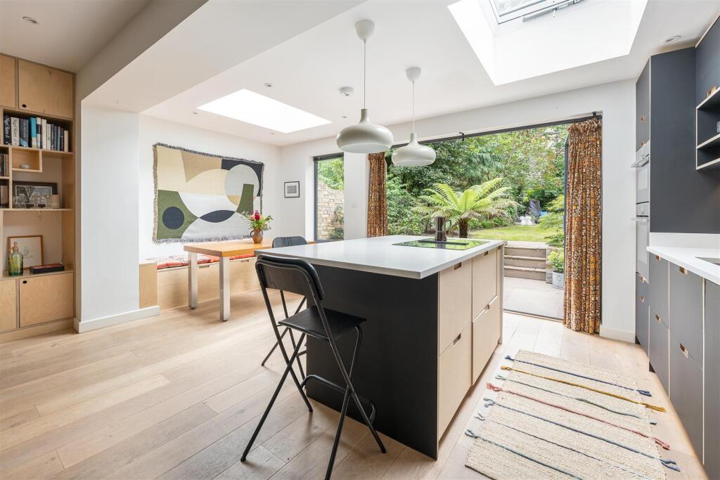 Navarino Road E8