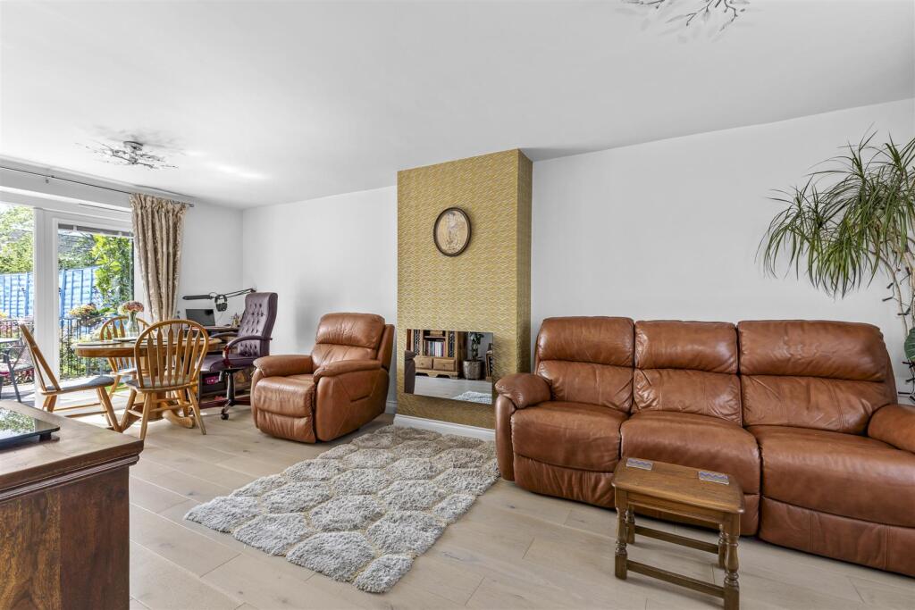 116 Coventon Road, HP19 9NE-12.jpg