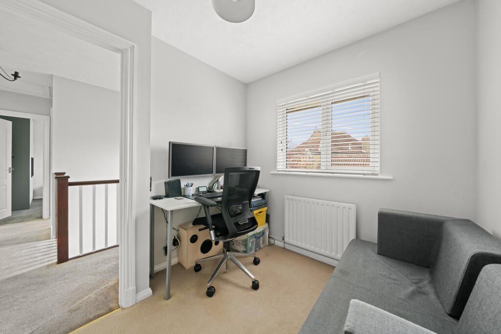 5 Summer Place KT15020