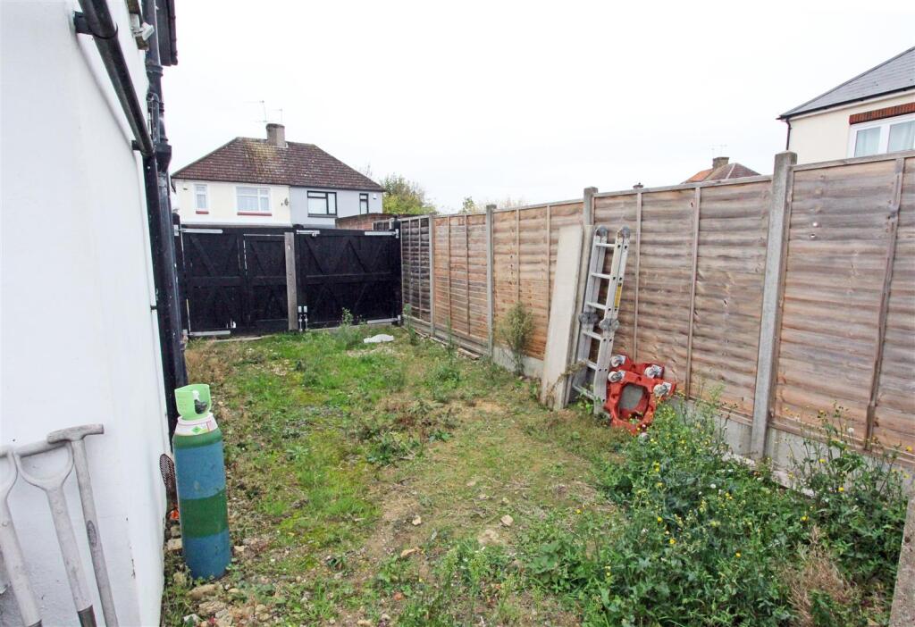 IMG_6508 side garden.jpg
