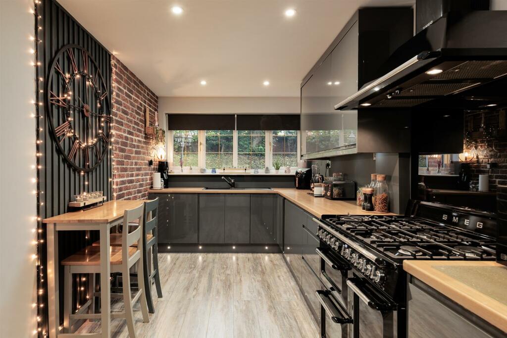 Kitchen/Breakfast Area
