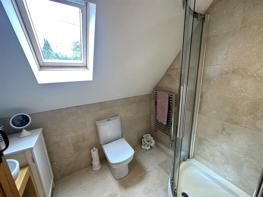 EN-SUITE SHOWER ROOM