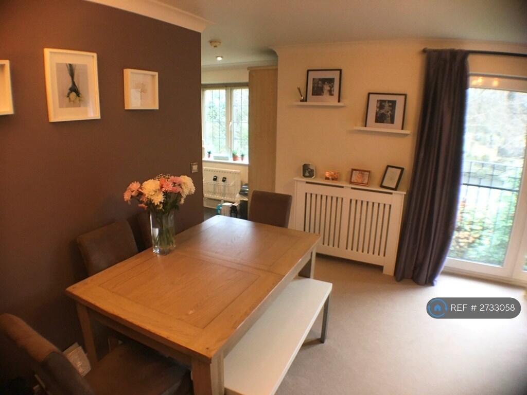 Living Room/Dining Area