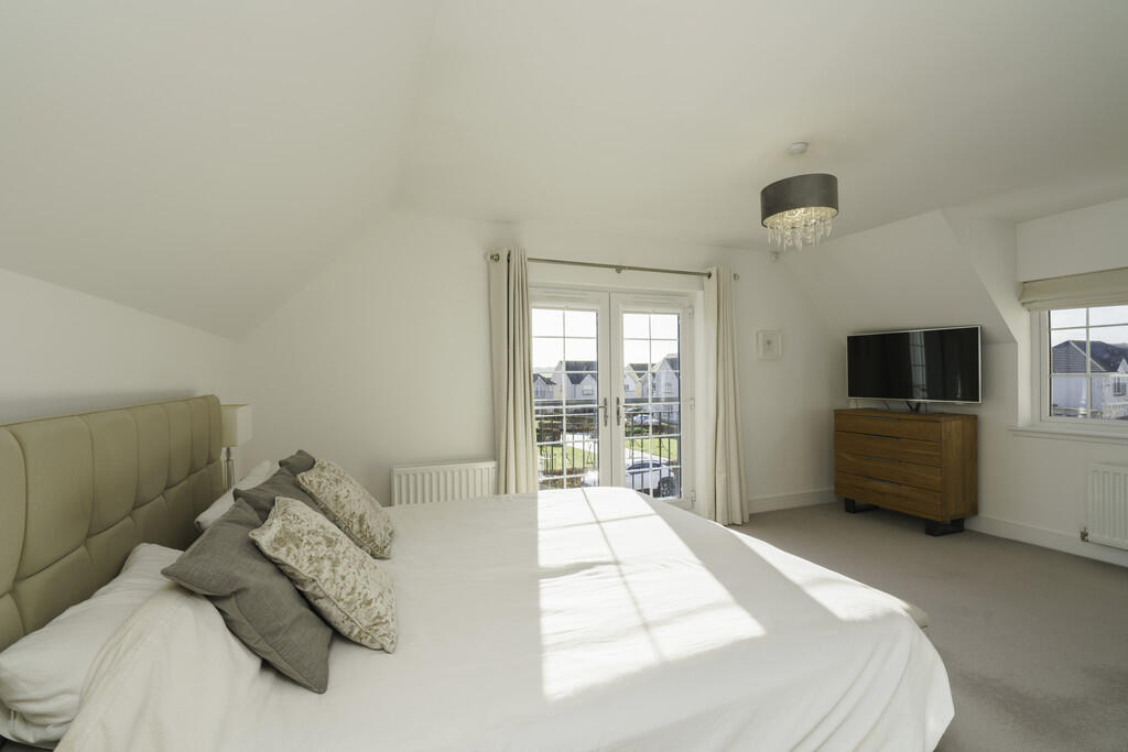 28. Bedroom 4 ang...