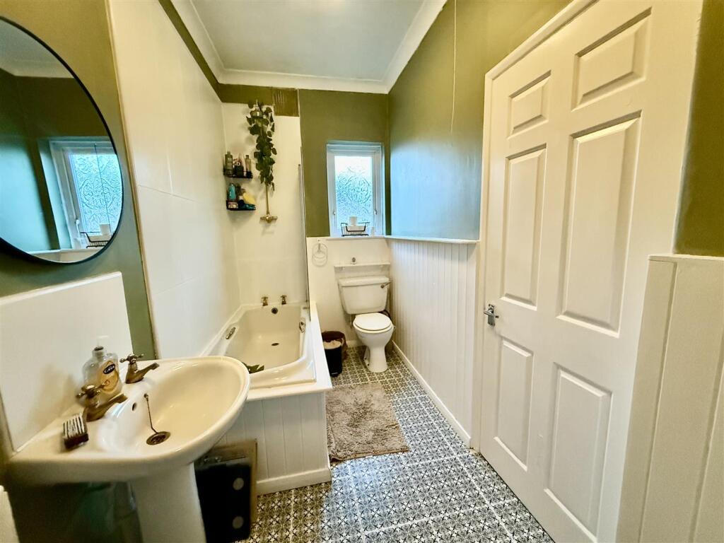 BATHROOM/WC