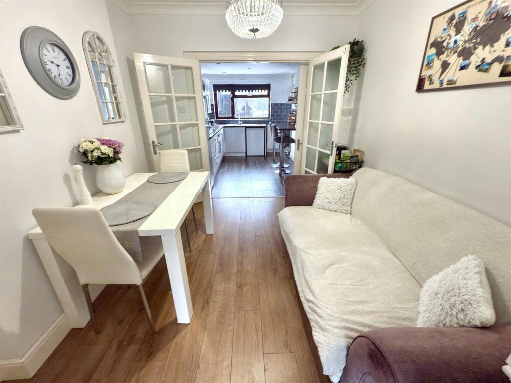 DINING ROOM.jpg