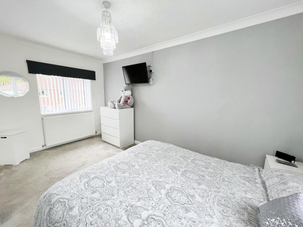 Bedroom 1 pic 4.jpg