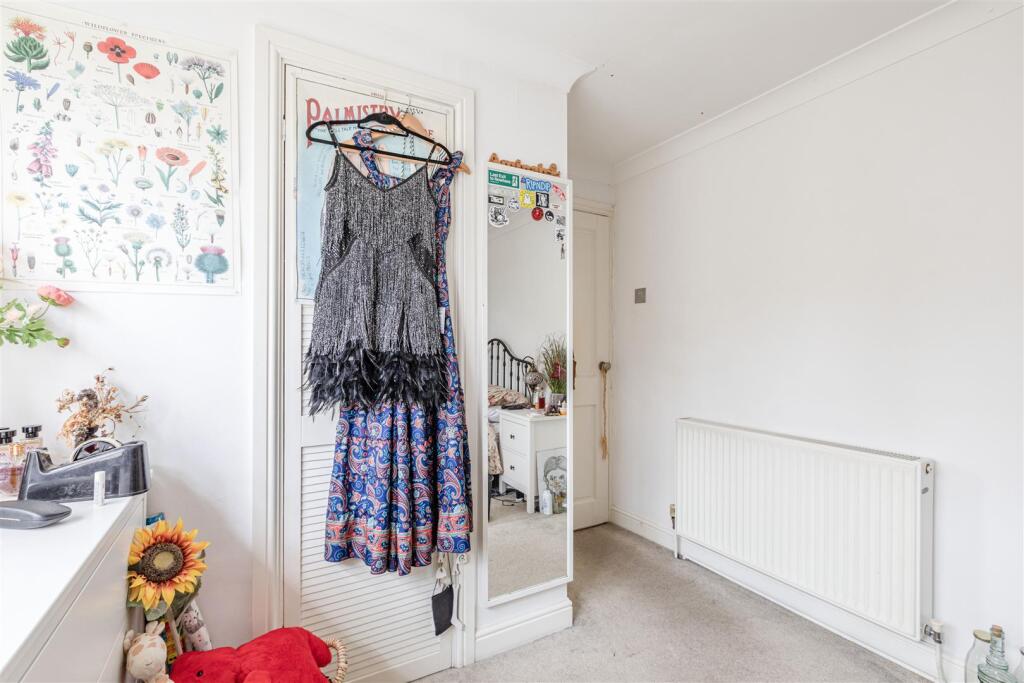 51 Hart Road, KT14 7NJ - 11.jpg