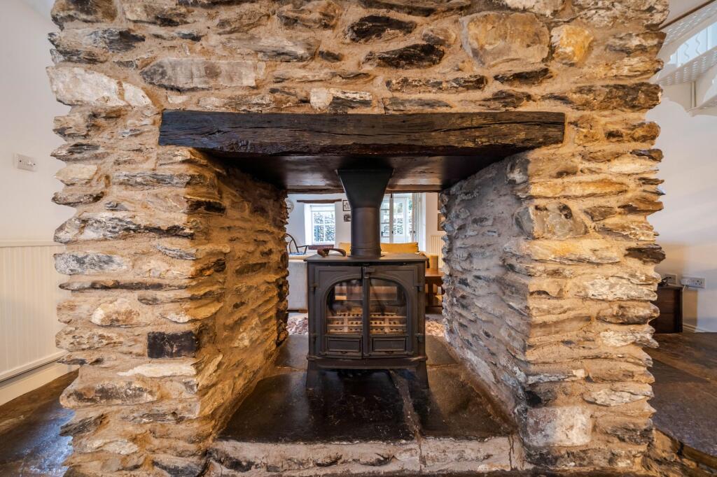 OPEN PLAN DINING/KITCHEN AREA