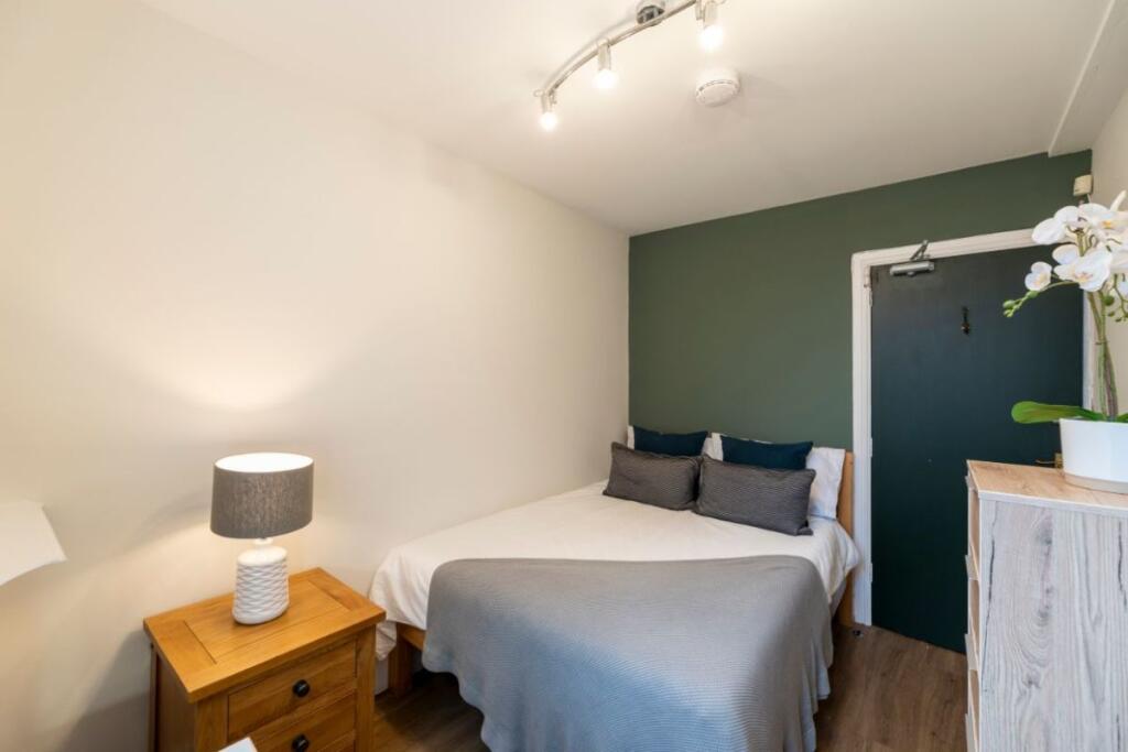 57DS - Bedroom