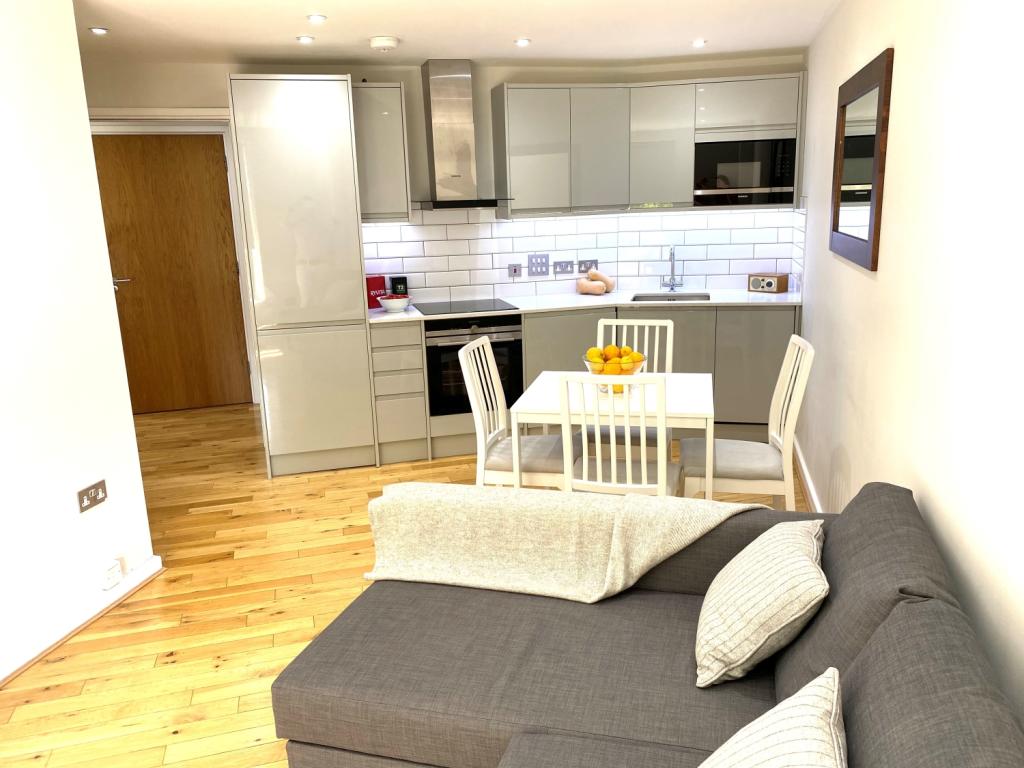 09 Living room to Kitchen