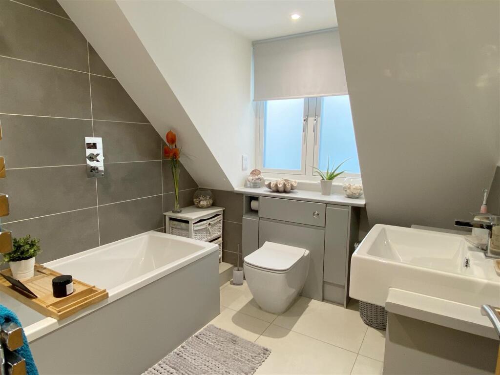 Bathroom 1.jpeg