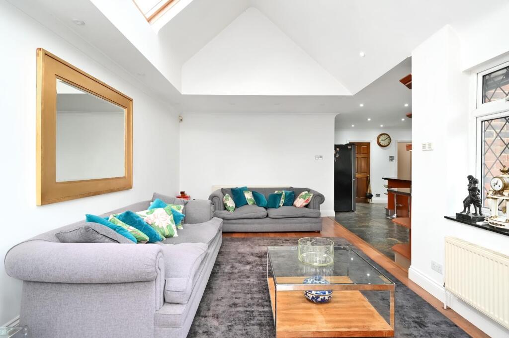 27 The Droveway BN3 (13).jpg