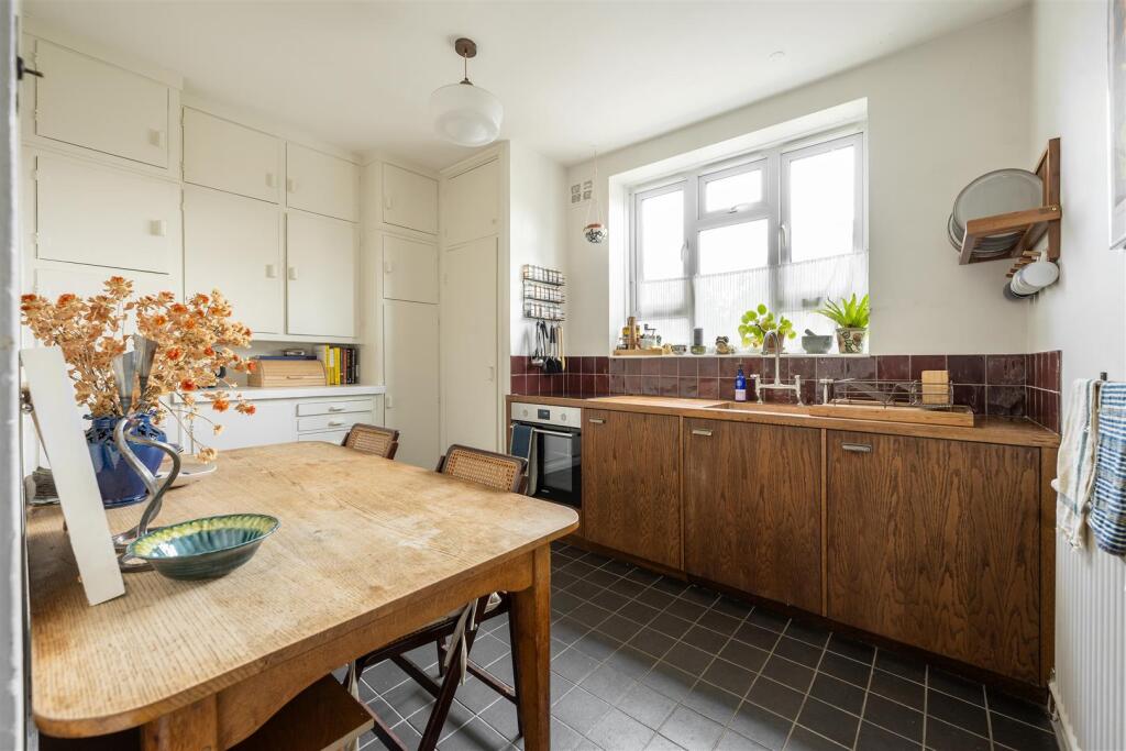 Chatsworth Estate, E5