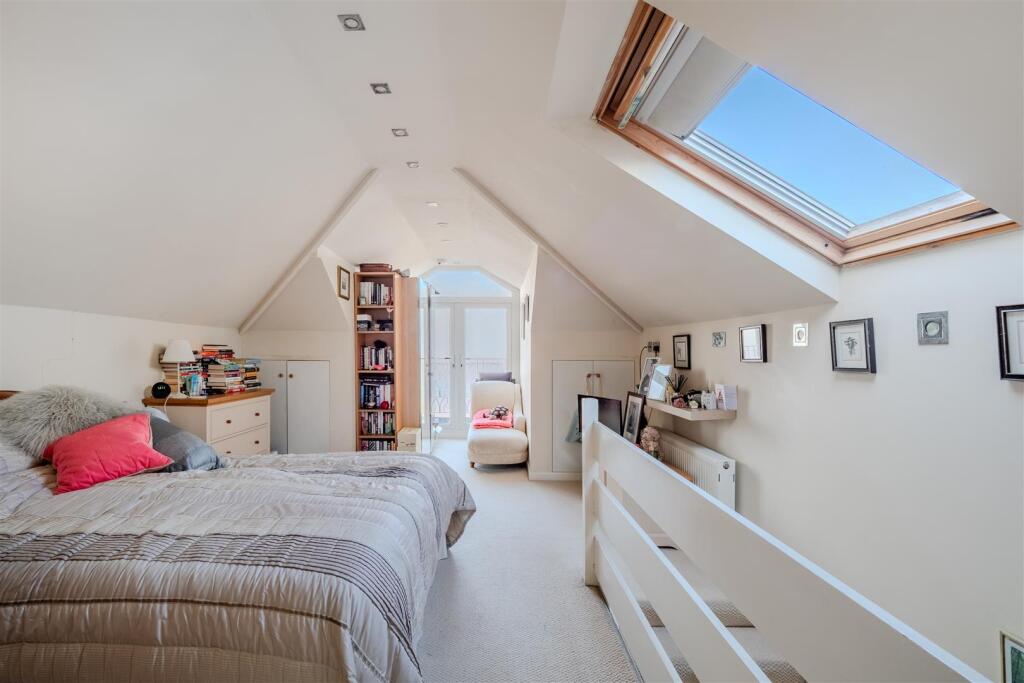 Master Bedroom_2.jpg