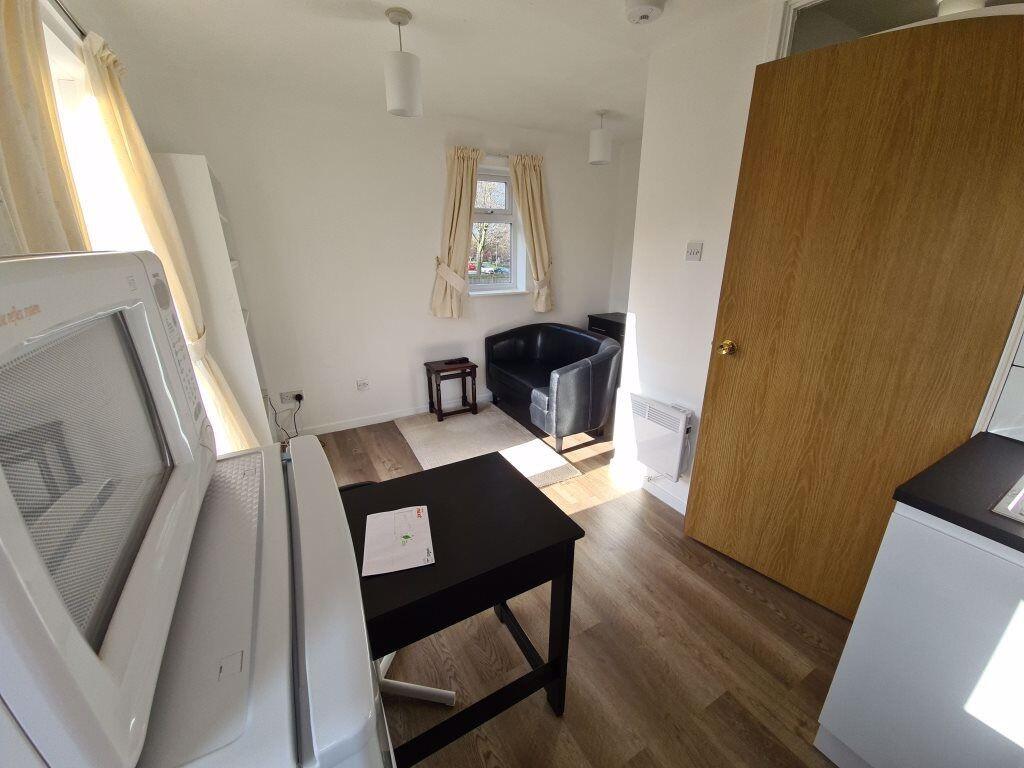 A tidy and bright double bedroom featuring natu...