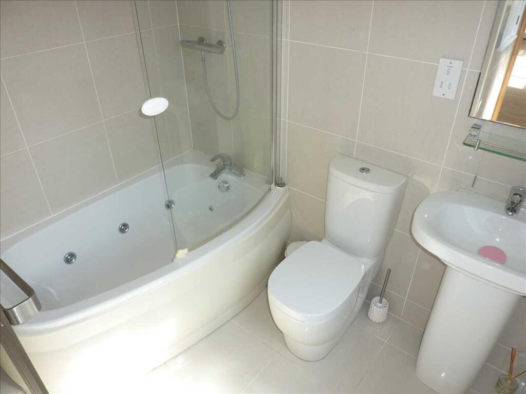 EN-SUITE BATHROOM