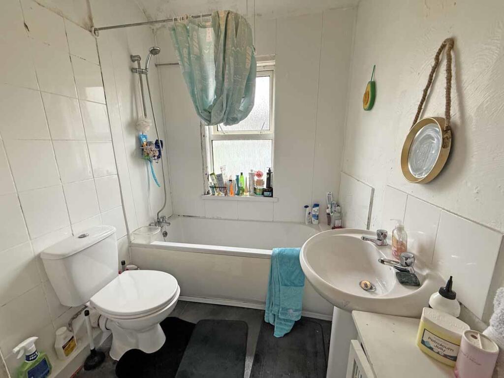 Pentillie Road 10 Flat 4 Bathroom.jpg