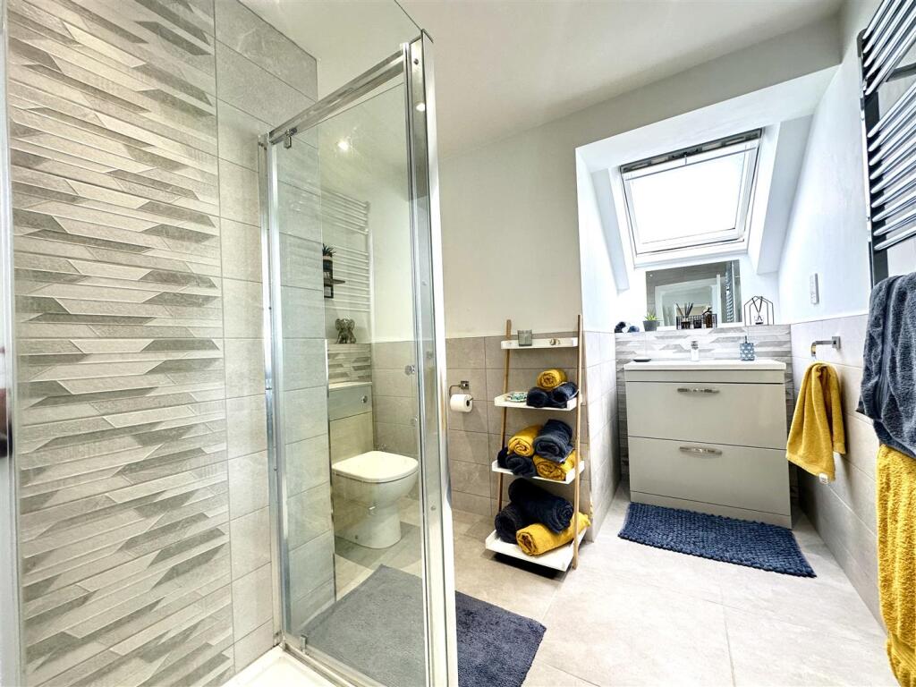 EN-SUITE SHOWER ROOM
