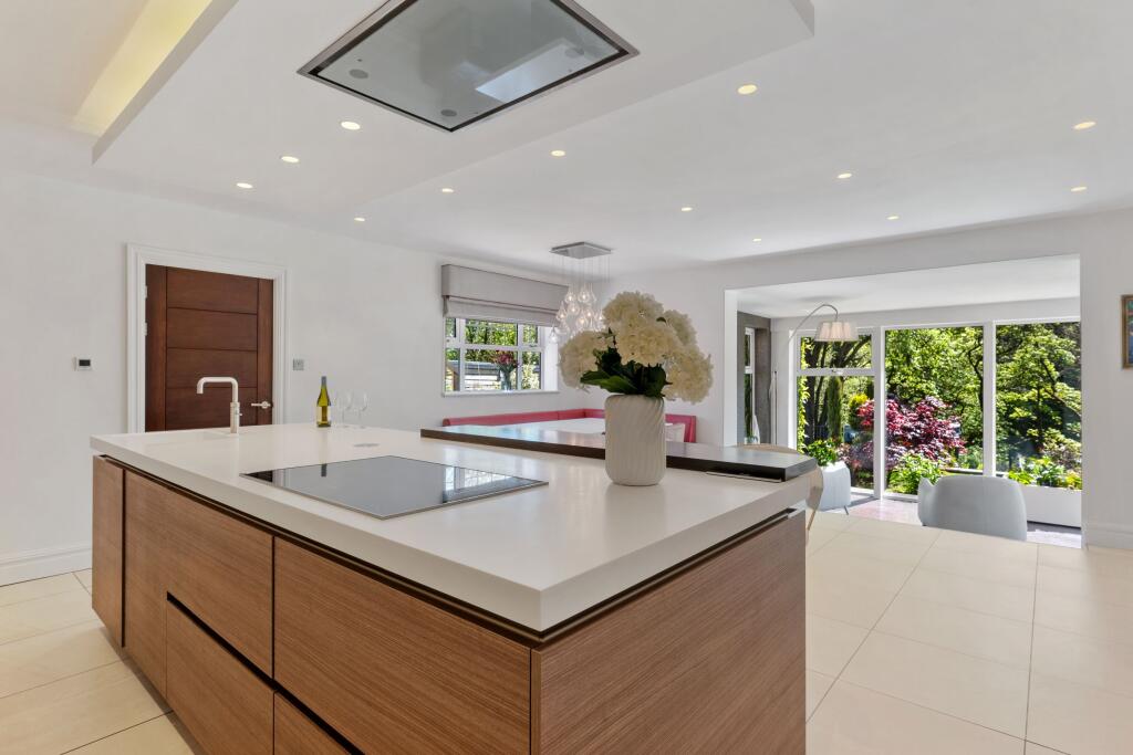 Kitchen/ Breakfast Room