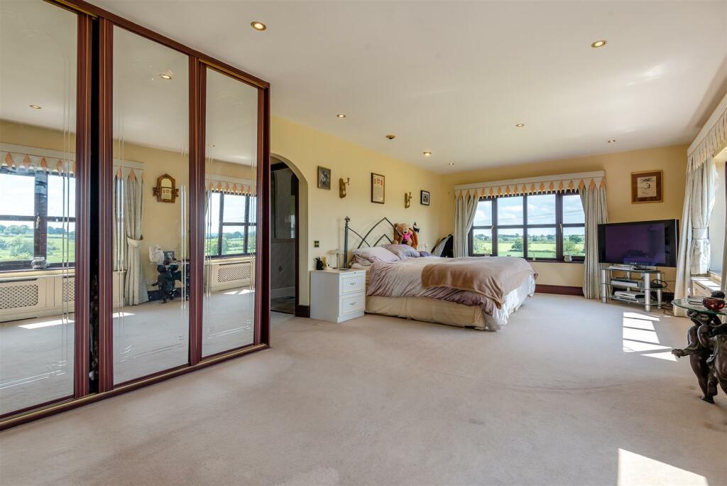 8607032-interior01.jpg