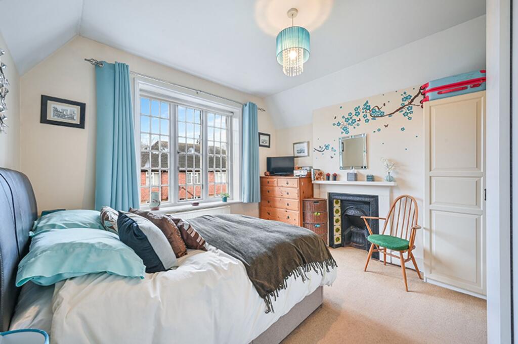 Ewell Court Grove, West Street KT17 1UX