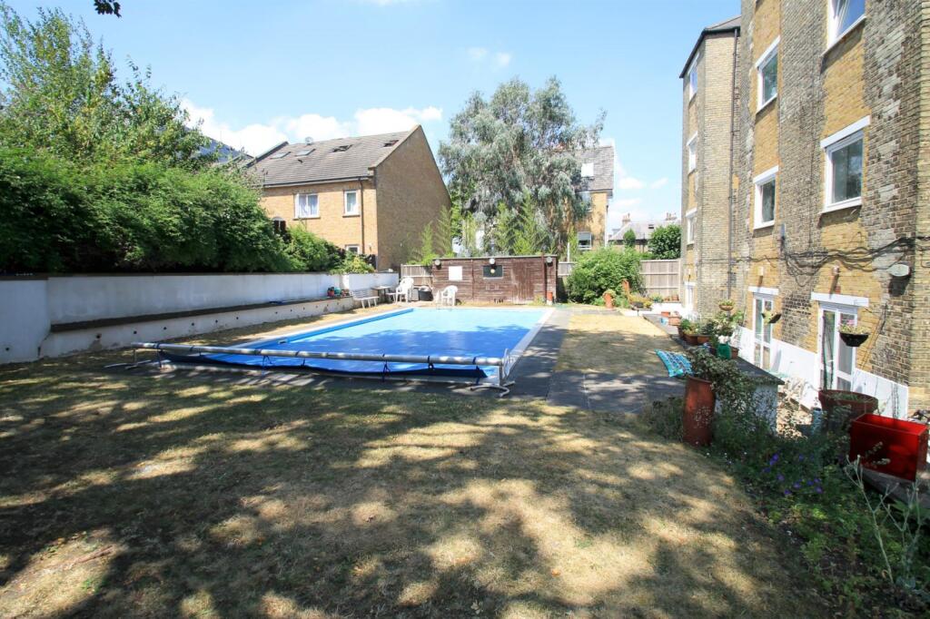 Pool and garden (Main)