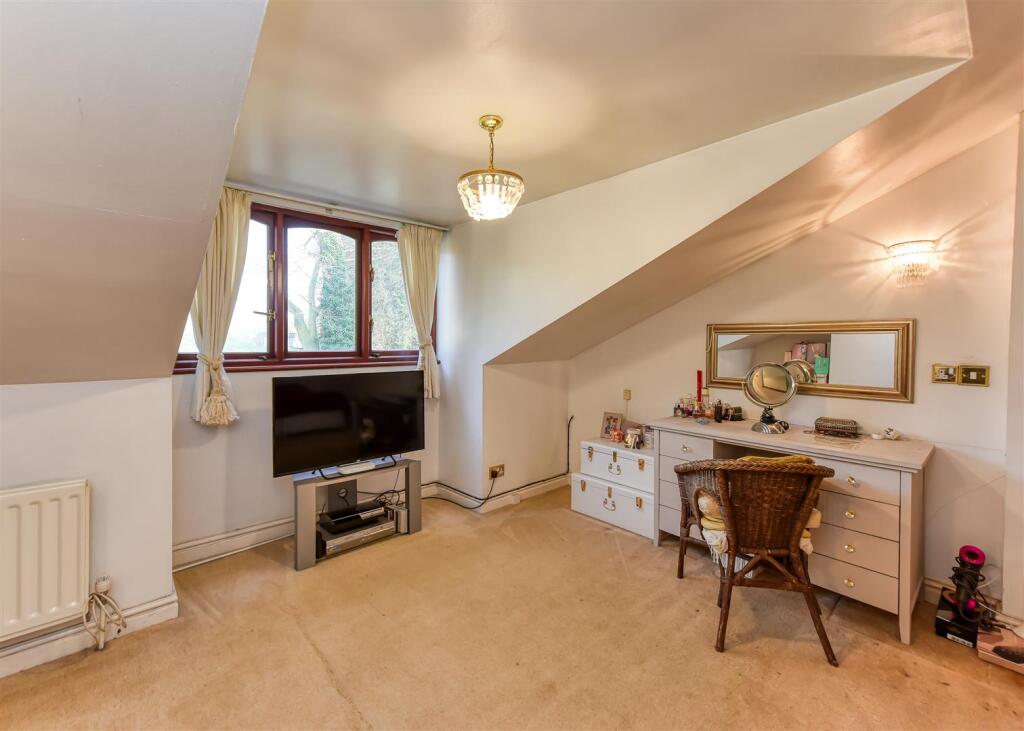 Earlswood Lodge-Bedroom 1 (2).jpg