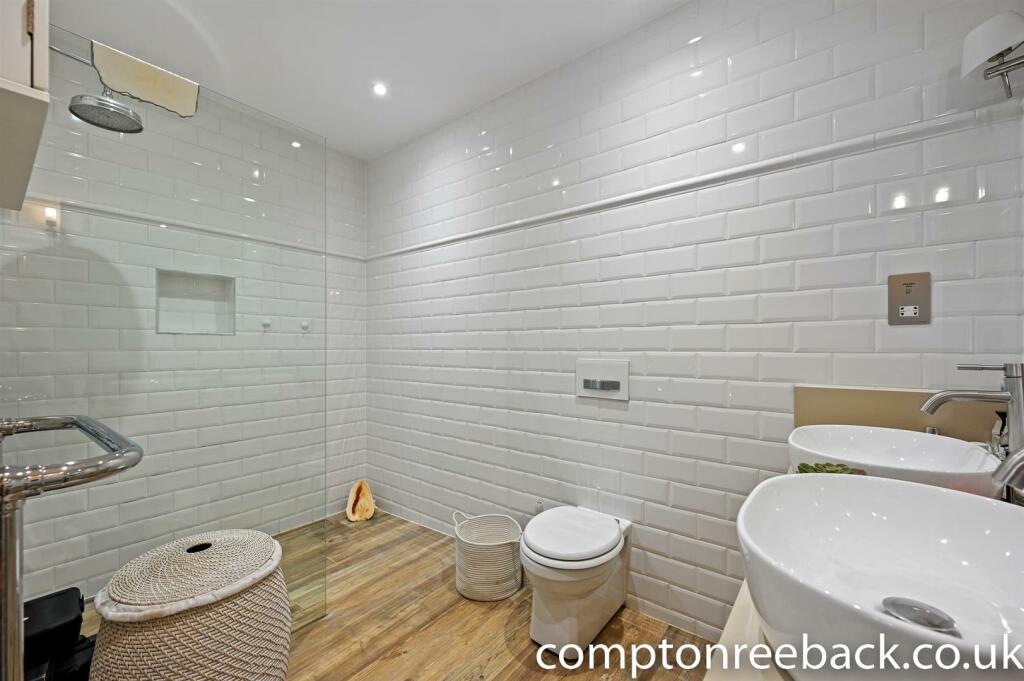CR - 19a Sutherland Avenue - Ensuite3 (1).jpg