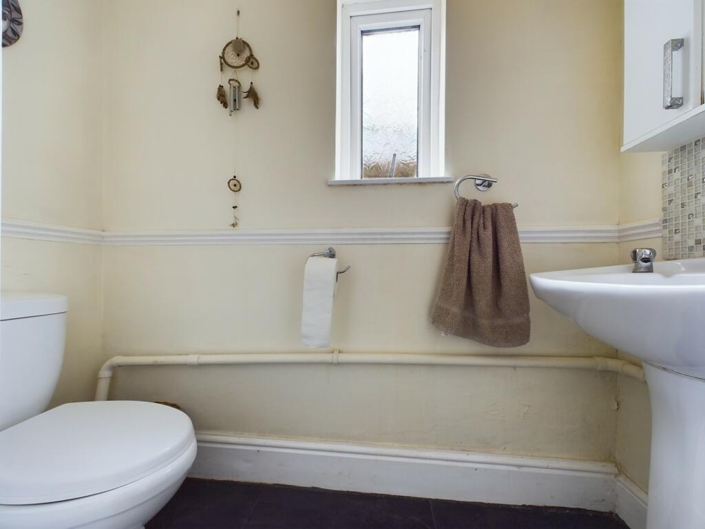 En Suite to Bedroom 1