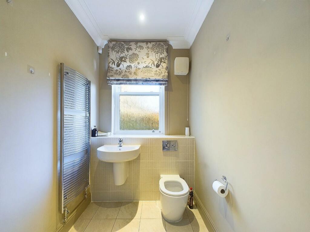 Guest's Cloakroom &amp; WC