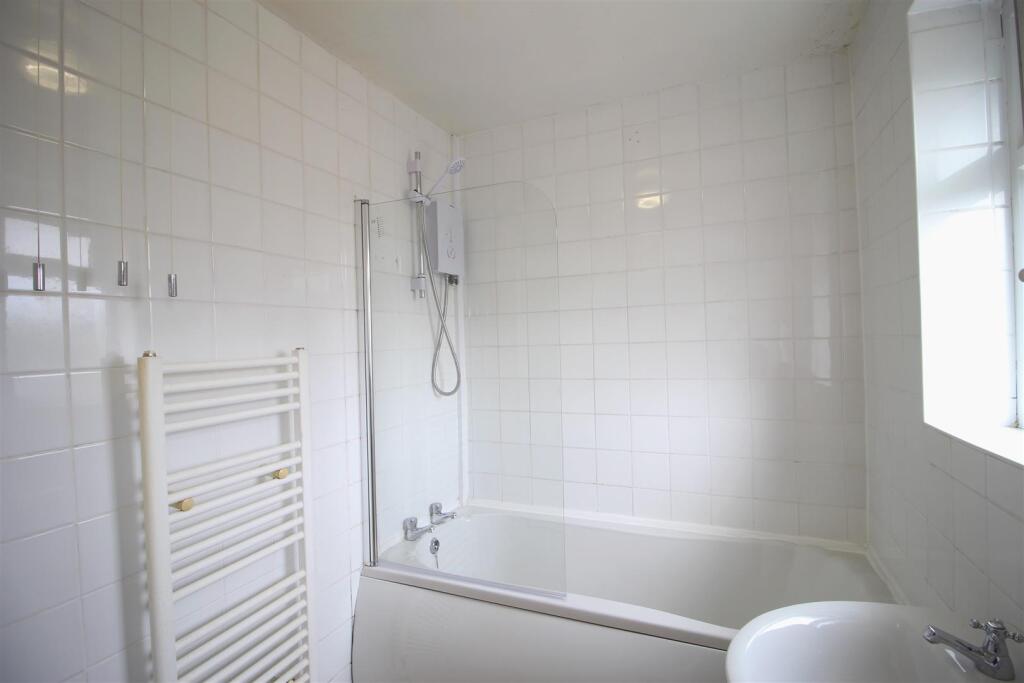 140WR - Bathroom (2).JPG