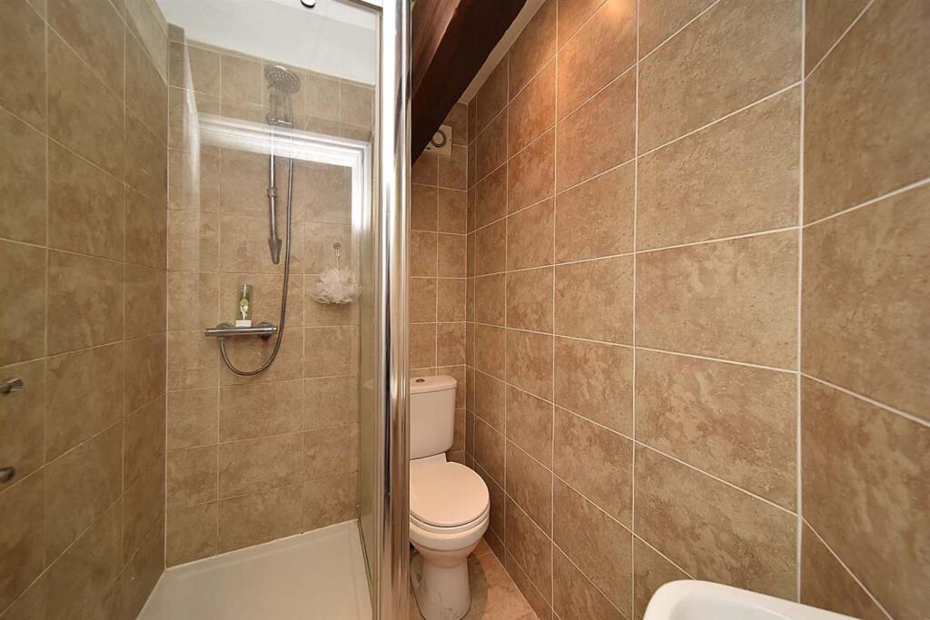 EN-SUITE SHOWER ROOM