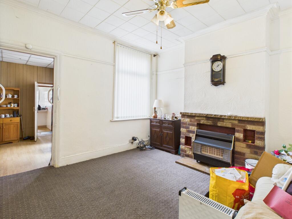 CAM04825G0-PR0128-STILL003