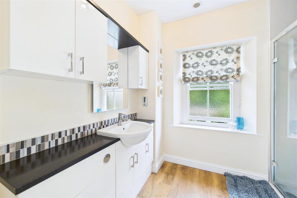En Suite to Bedroom 4