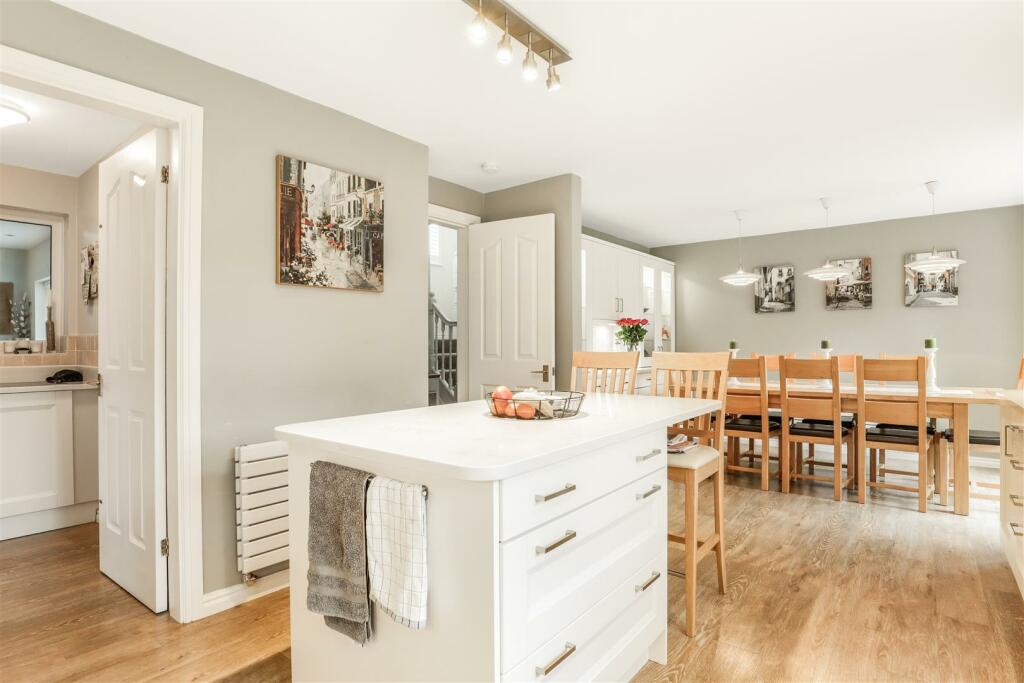 Kitchen/ Dining Room