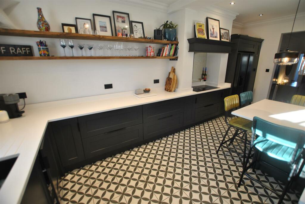FAMILY KITCHEN