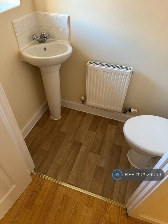 Downstairs Cloakroom/Wc