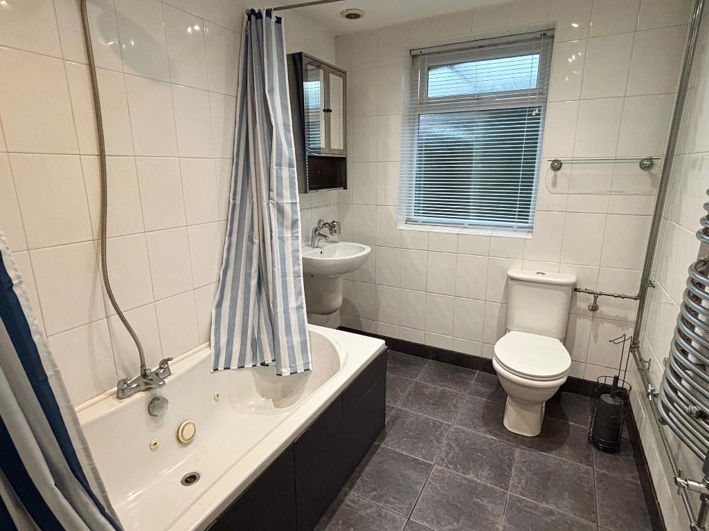 Bathroom (Ground Floor)