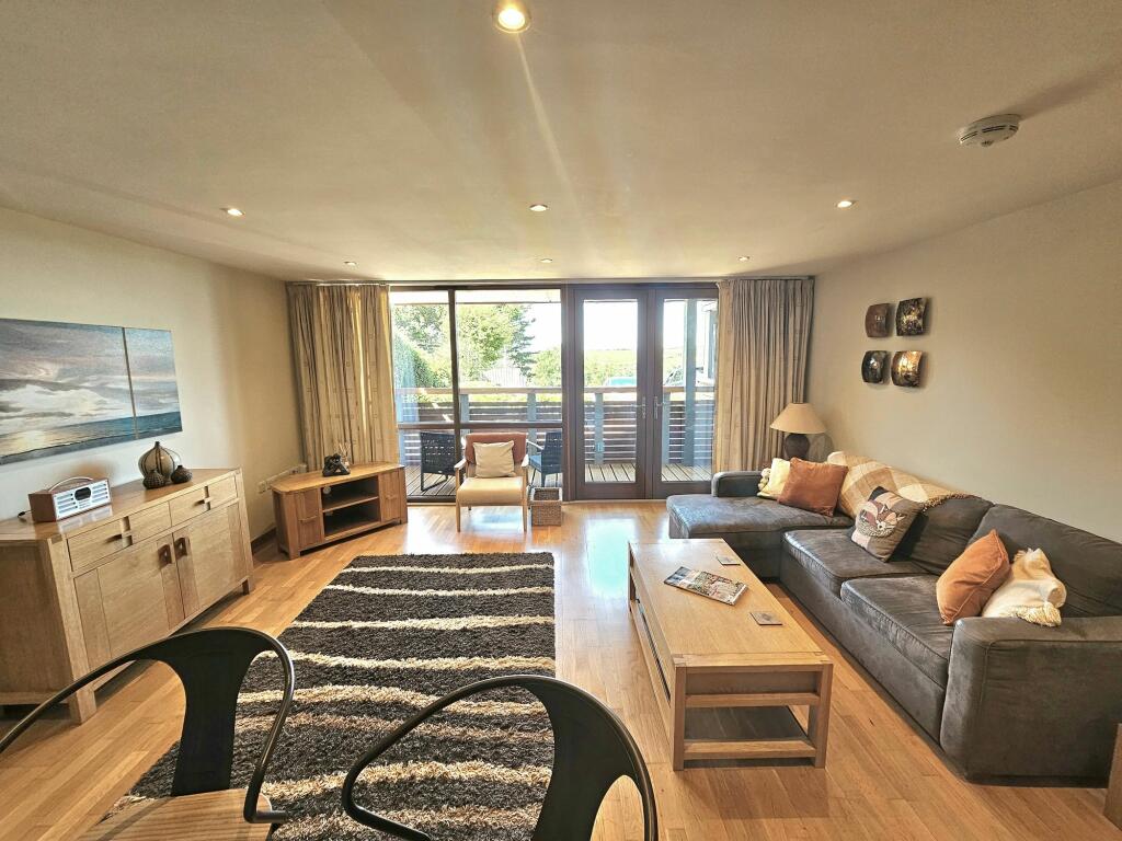 KITCHEN / DINER / LOUNGE