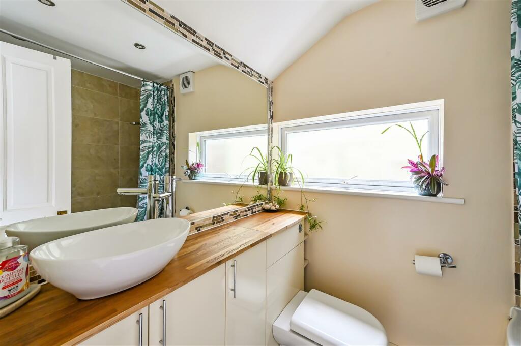Sink &amp; vanity unit.jpg
