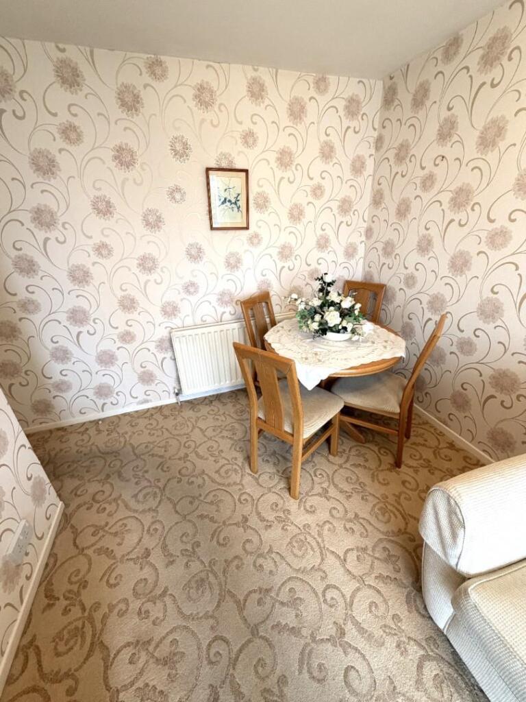 BEDROOM / DINING ROOM