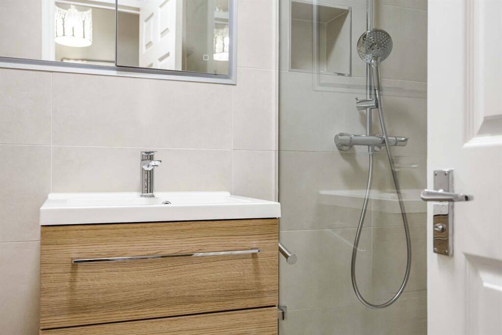 Bathroom (Shower Roo