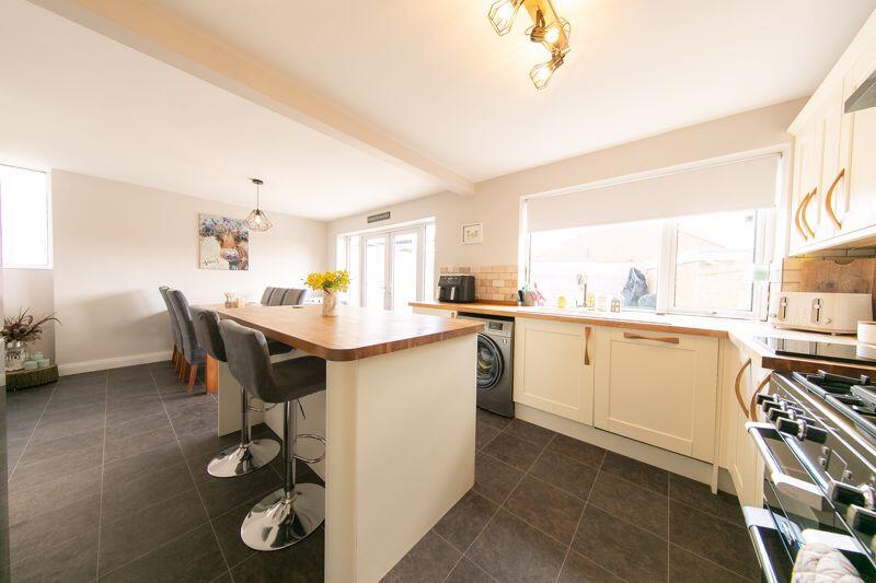 Kitchen &amp; dining room