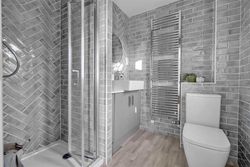 EN SUITE SHOWER ROOM