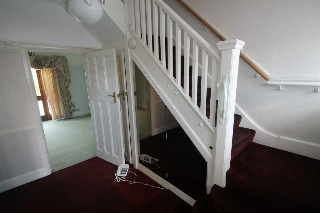 SPACIOUS ENTRANCE HALL