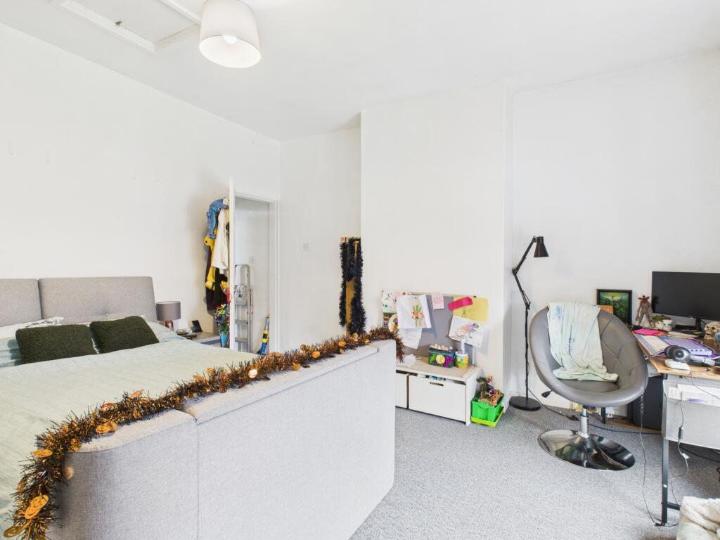 CAM04634G0-PR0052-STILL014